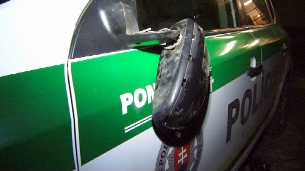 Zničene_policajné_auto